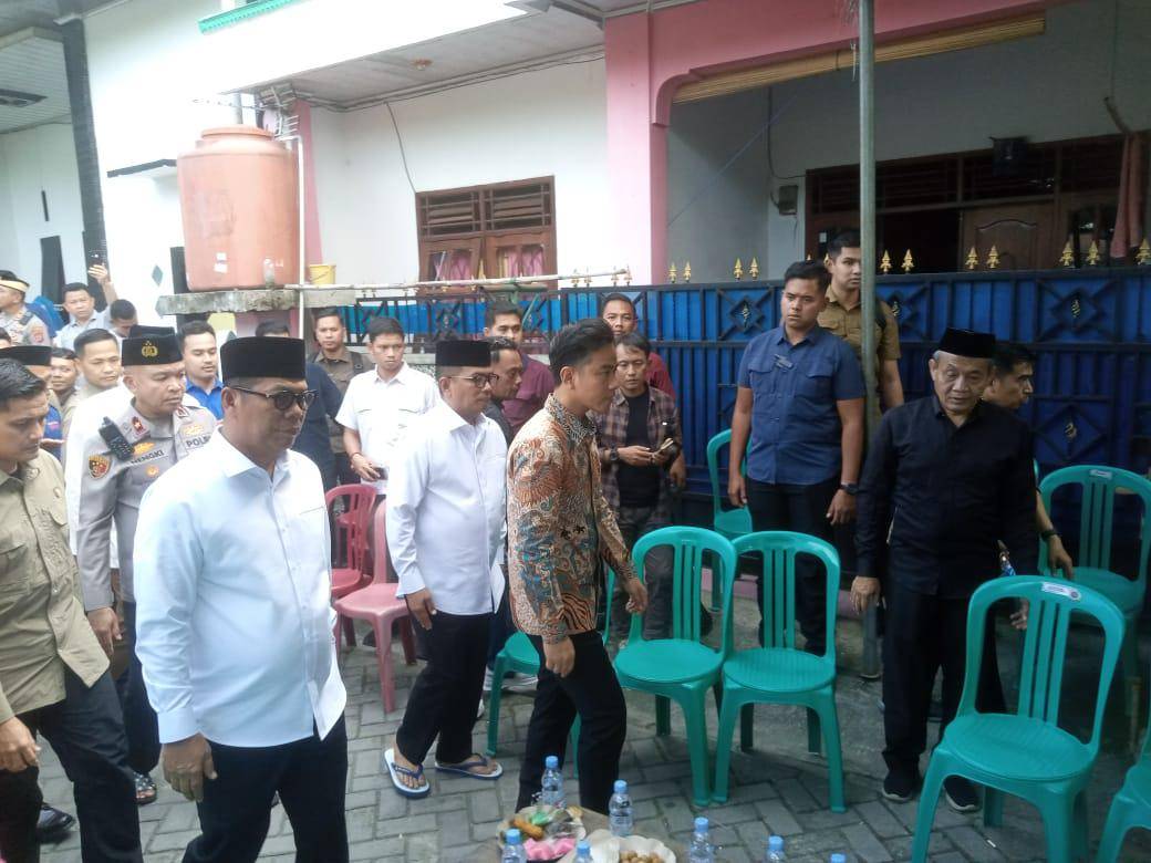 Ketua DPRD Banten Fahmi hakim saat dampingi Wapres Gibran Rakabuming Raka