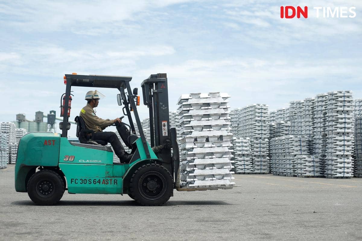 Seorang pekerja mengendarai forklift mengangkut ingot yang diproduksi PT Inalum di Smelter Kuala Tanjung, Batubara, Selasa (2/9/2025) (IDN Times/Doni Hermawan)