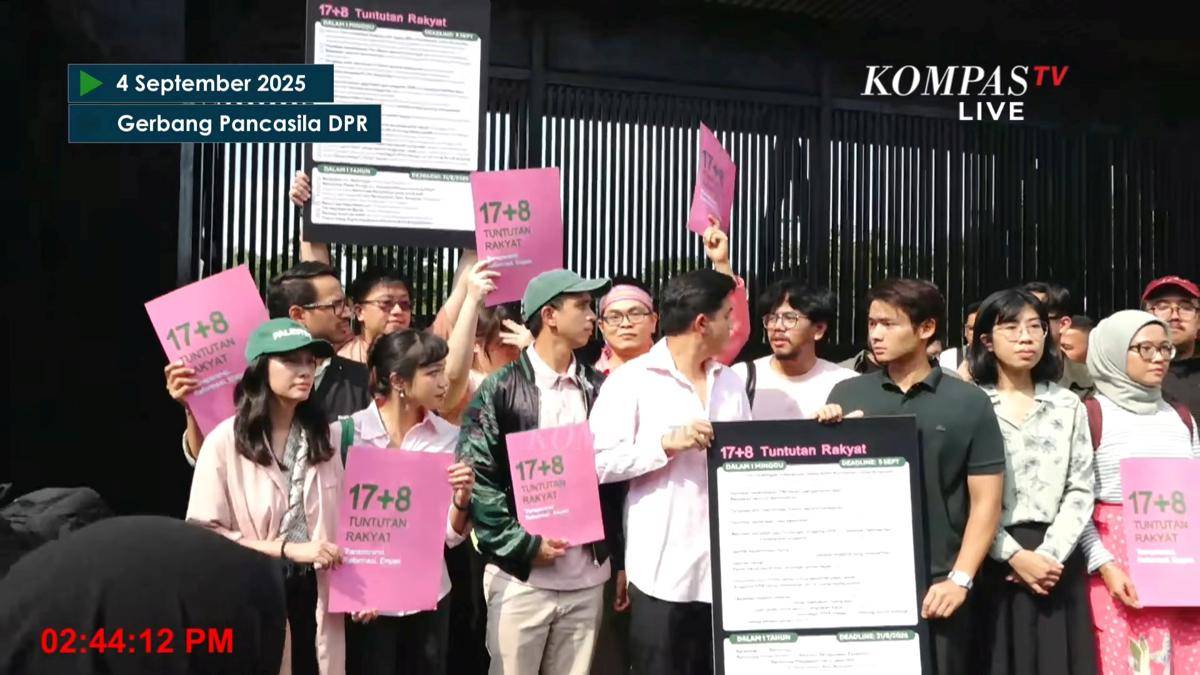 Artis demo di Gerbang Pancasila DPR