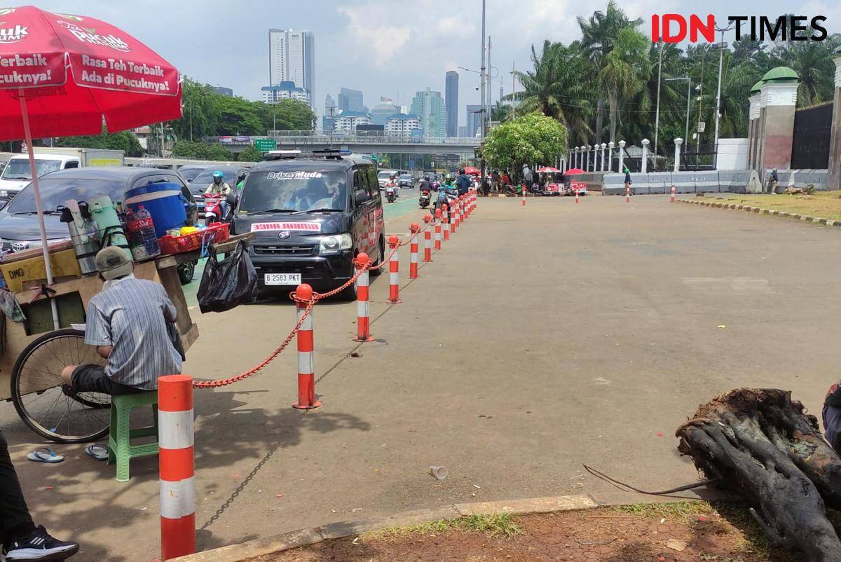 Gedung DPR pasang pagar pembatas jelang demo BEM SI pada Kamis (4/9/2025). (IDN Times/Yosafat Diva Bayu Wisesa)