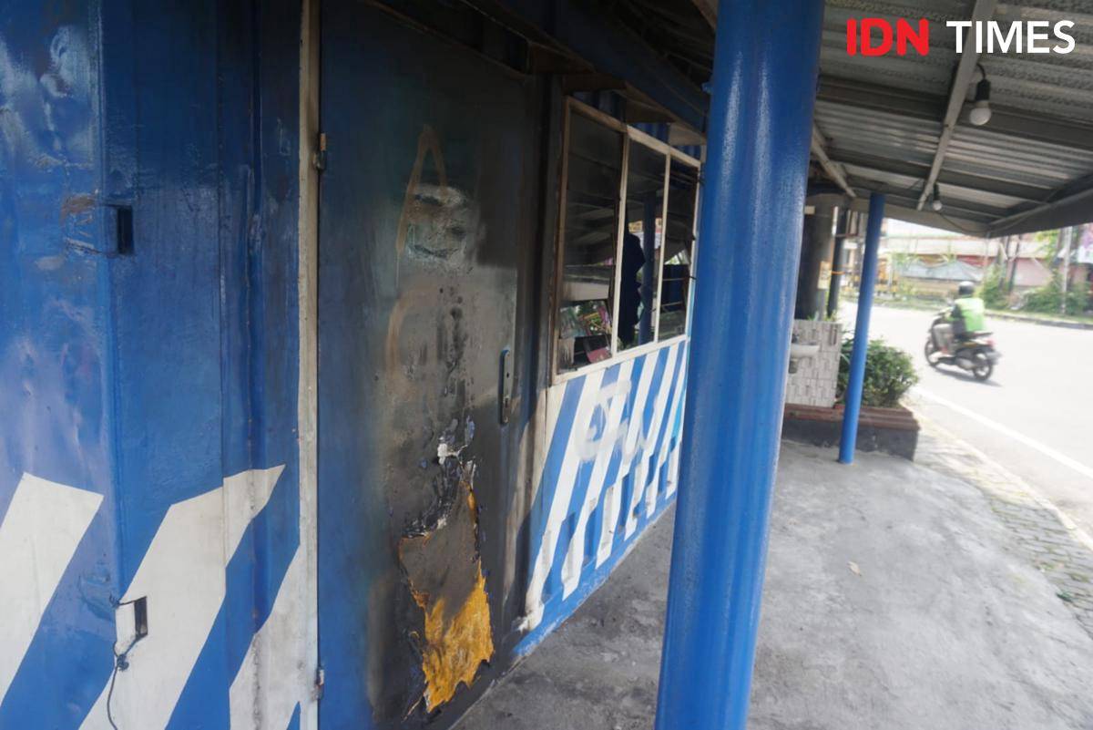 Pos polisi yang dirusak di Simpang Ring Road Monjali, Sleman