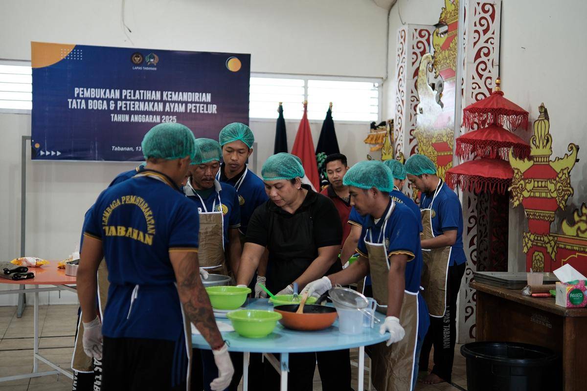 Pelatihan pembuatan kue pie susu sangkar emas di Lapas Tabanan 