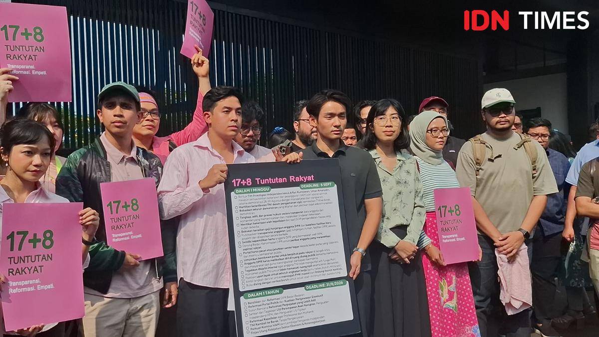 Influencer demo ke DPR menyuarakan tuntutan 17+8, Kamis (4/9/2025). (IDN Times/Amir Faisol)