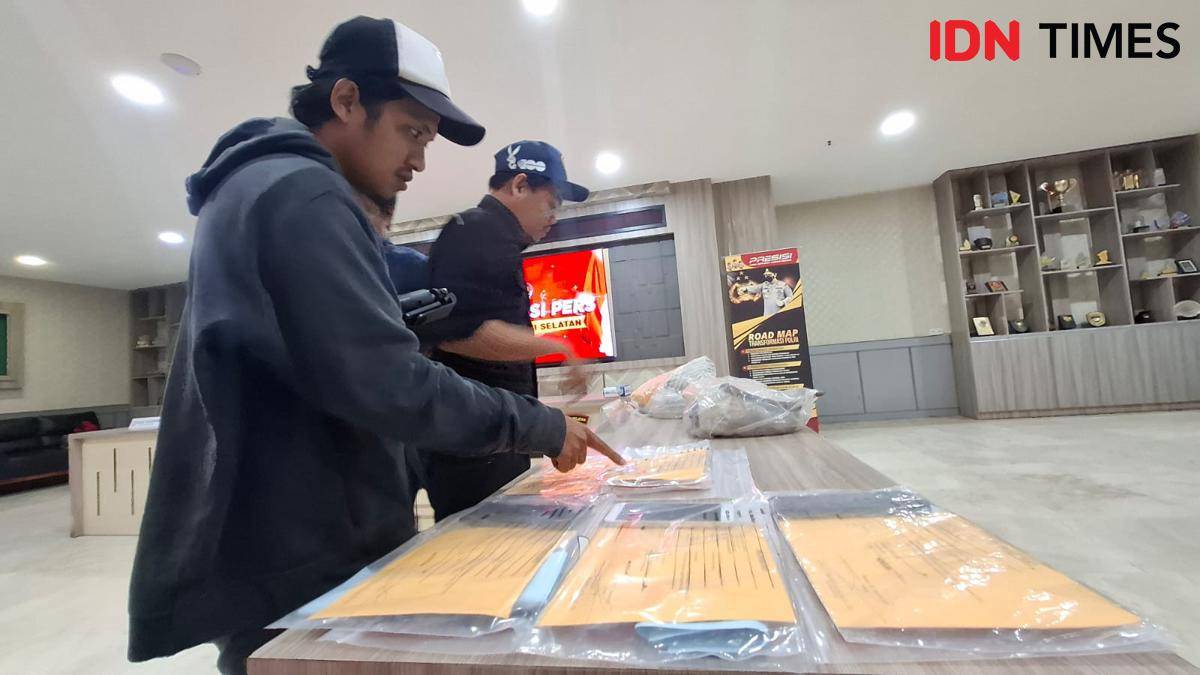 Polda Sulsel merilis bukti keterlibatan tersangka kerusuhan berujung pembakaran gedung DPRD Makassar dan DPRD Sulsel, Kamis (4/9/2025). IDN Times/Darsil Yahya
