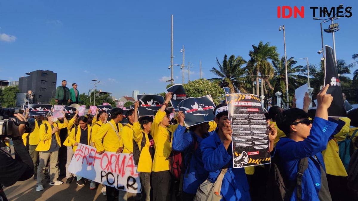 Massa BEM SI aksi di depan Gedung DPR.