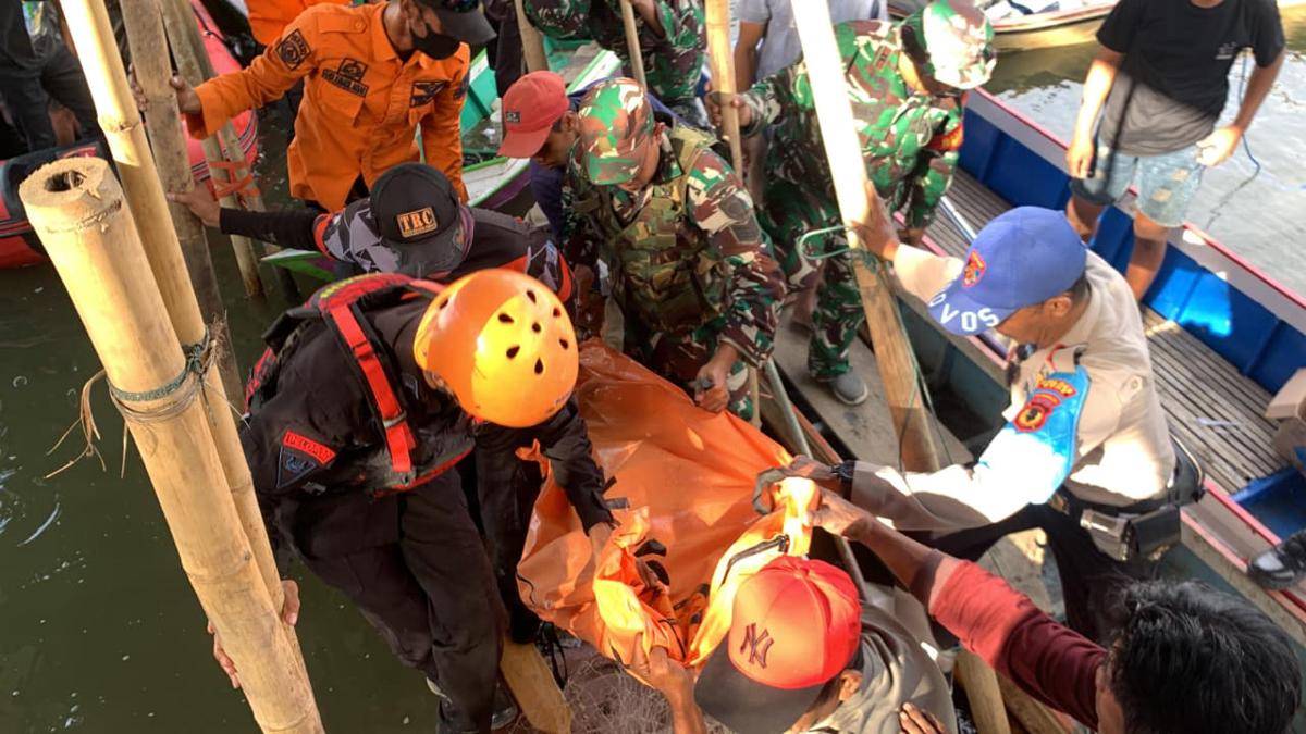 Tim SAR gabungan menemukan jasad pria yang dilaporkan melompat dari jembatan di Kecamatan Cenrana, Kabupaten Bone, Rabu (3/9/2025). (Dok. Basarnas Makassar)
