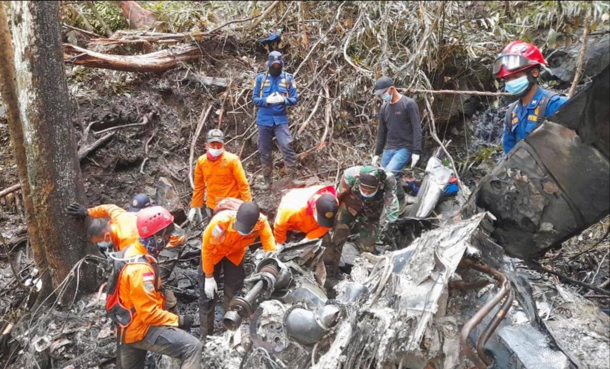 Tim SAR gabungan saat proses evakuasi korban helikopter jatuh di tengah hutan wilayah Mantewe, Kabupaten Tanah Bumbu, Kalsel, Kamis (4/9/2025). (Dok/Basarnas)