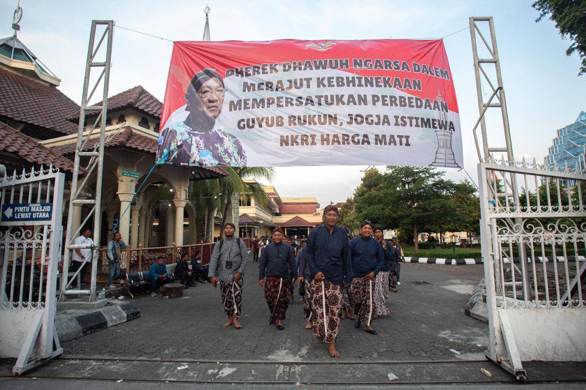 antarafoto-lurah-dan-pamong-jaga-kawasan-malioboro-1756979602.jpg