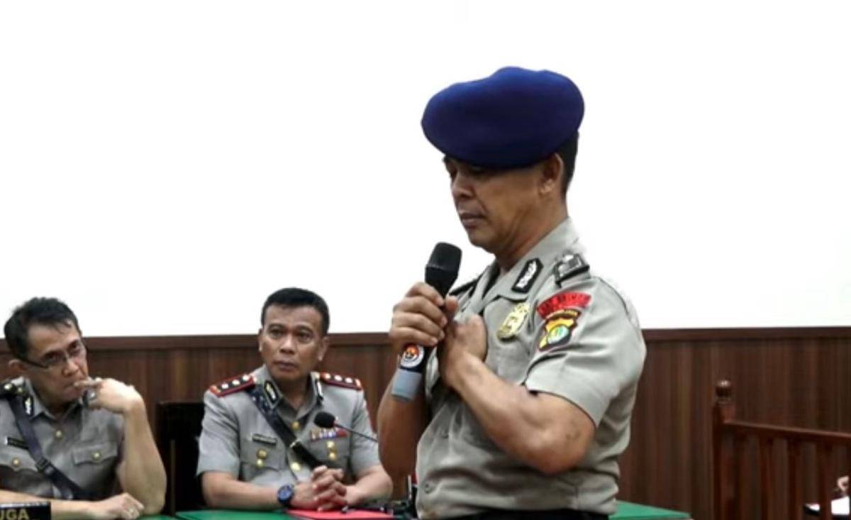 Bripka Rohmat dalam sidang etik kasus rantis Brimob lindas ojol, Affan Kurniawan, Kamis (4/9/2025). (Tangkapan layar YouTube TVPolri)