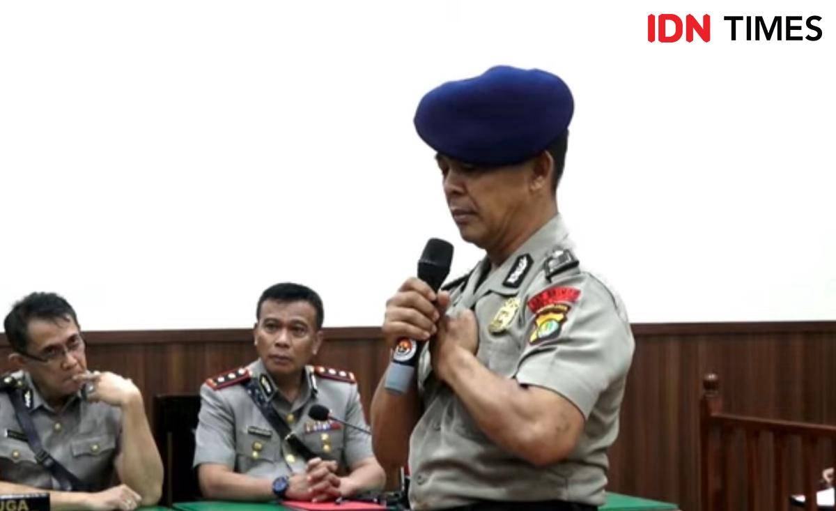 Bripka Rohmat dalam sidang etik kasus rantis Brimob lindas ojol, Affan Kurniawan, Kamis (4/9/2025). (Tangkapan layar YouTube TVPolri)