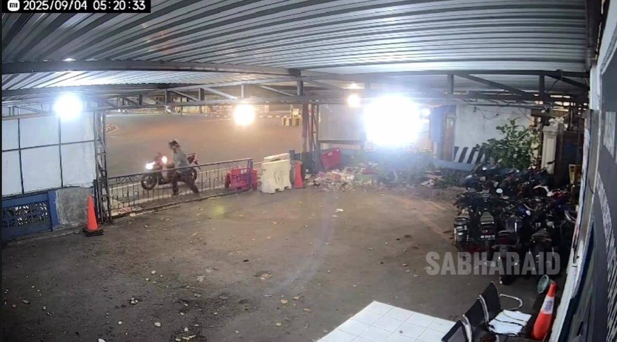 Tangkapan CCTV aksi pelemparan molotov di Pos Polantas Pingit Yogyakarta.