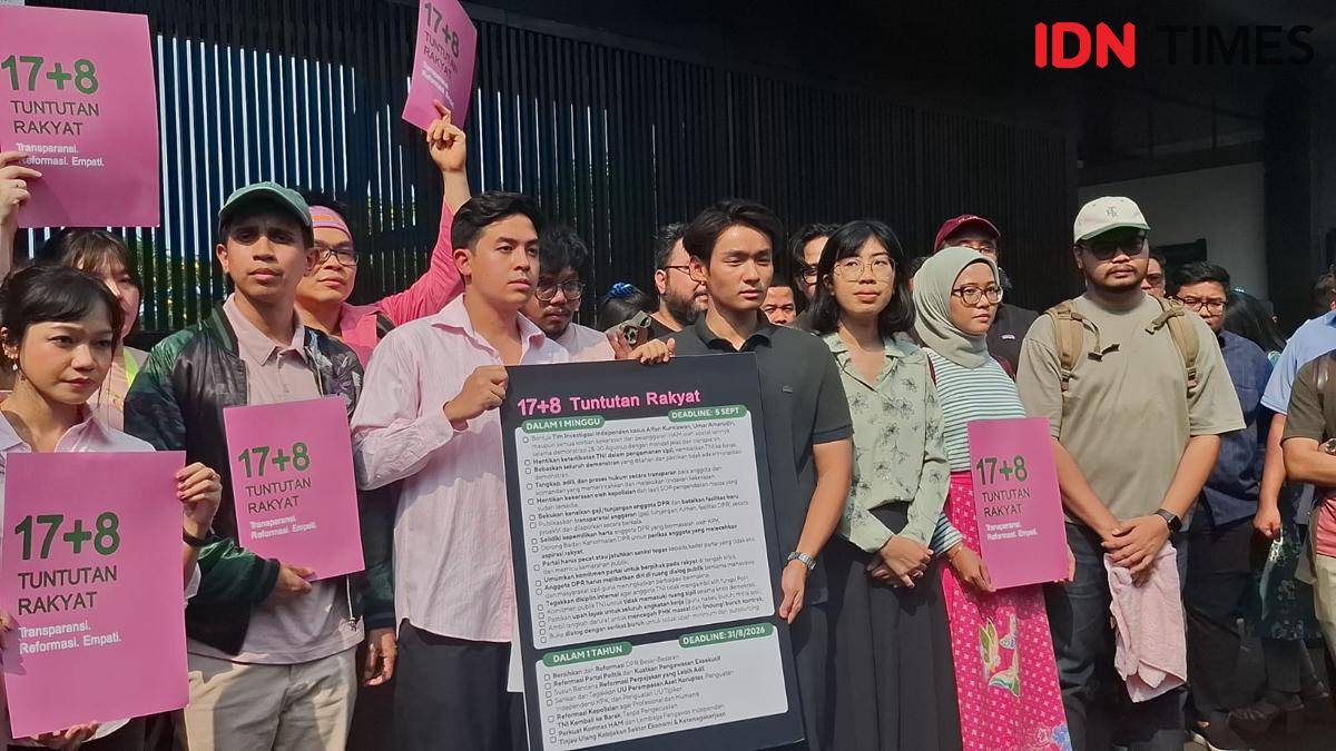 Aksi tuntutan 17+8 di depan Gerbang Pancasila