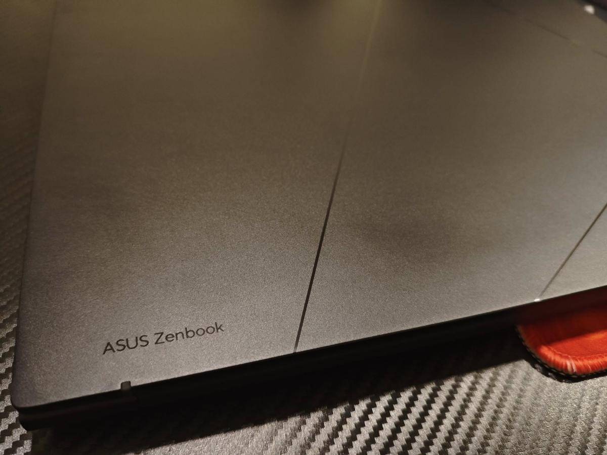 ASUS Zenbook 14 Dengan AMD Ryzen AI 7 350.
