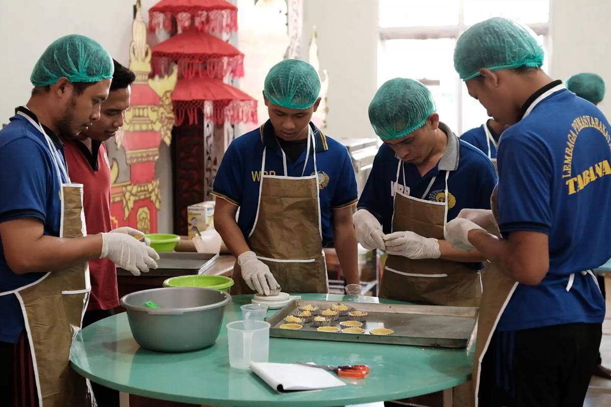Pelatihan pembuatan kue pie susu sangkar emas di Lapas Tabanan