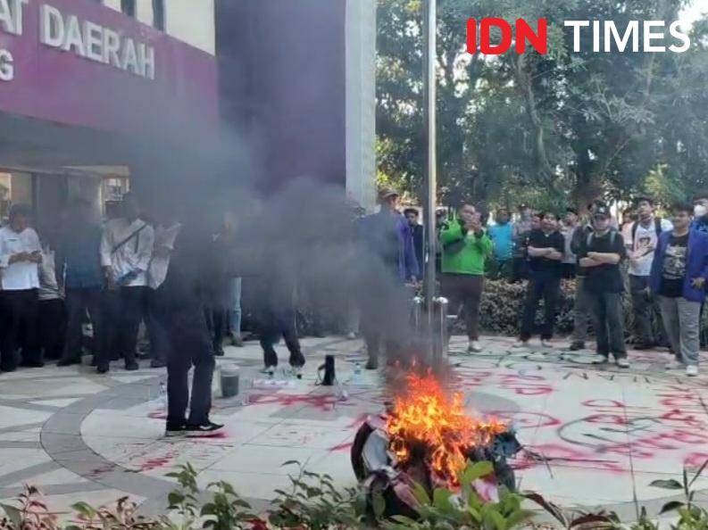 Demo di Gedung DPRD Kabupaten Tangerang