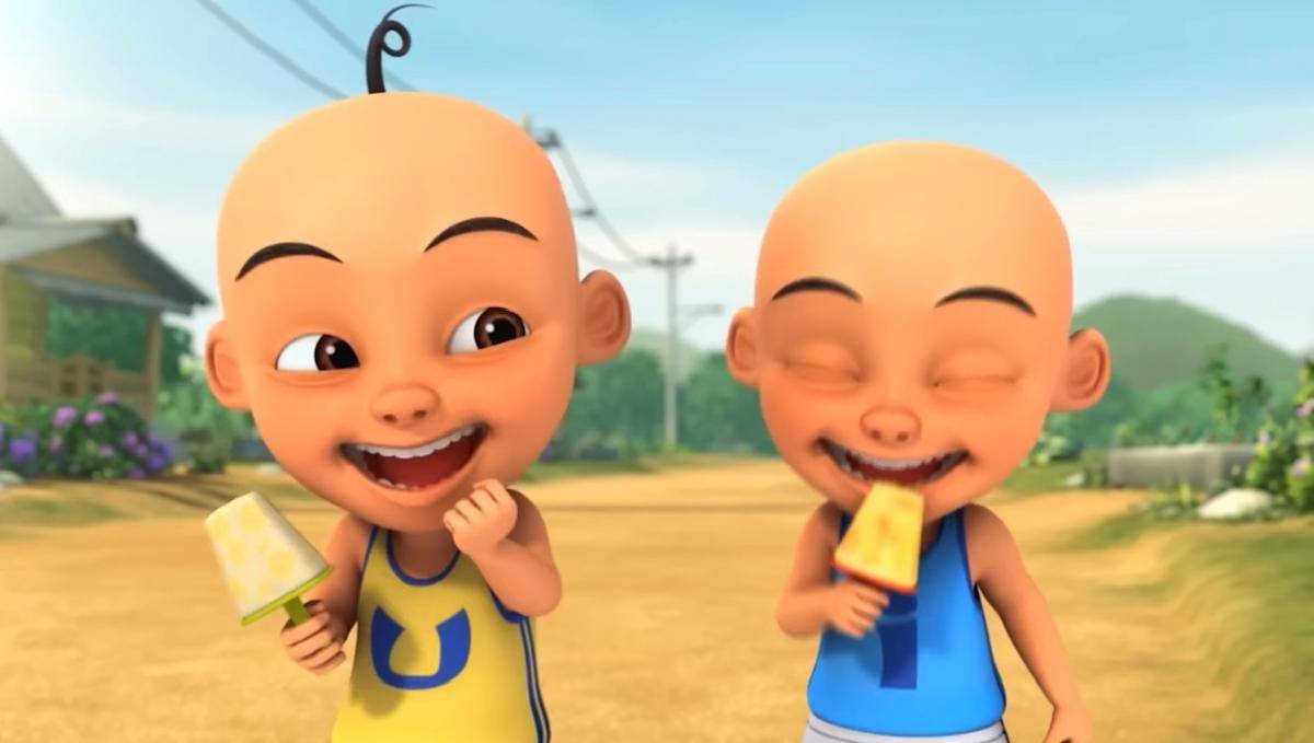 Upin dan Ipin menikmati es krim buah buatan Kak Ros