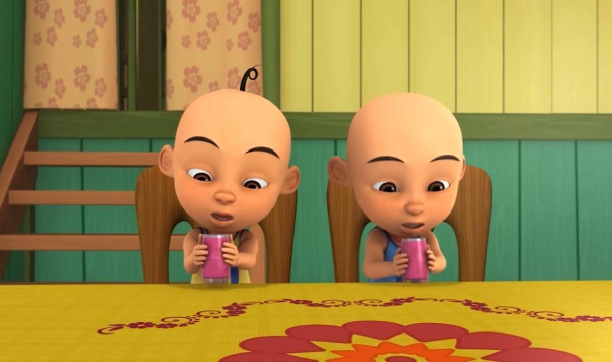 Upin dan Ipin meminum jus buah naga buatan Kak Ros
