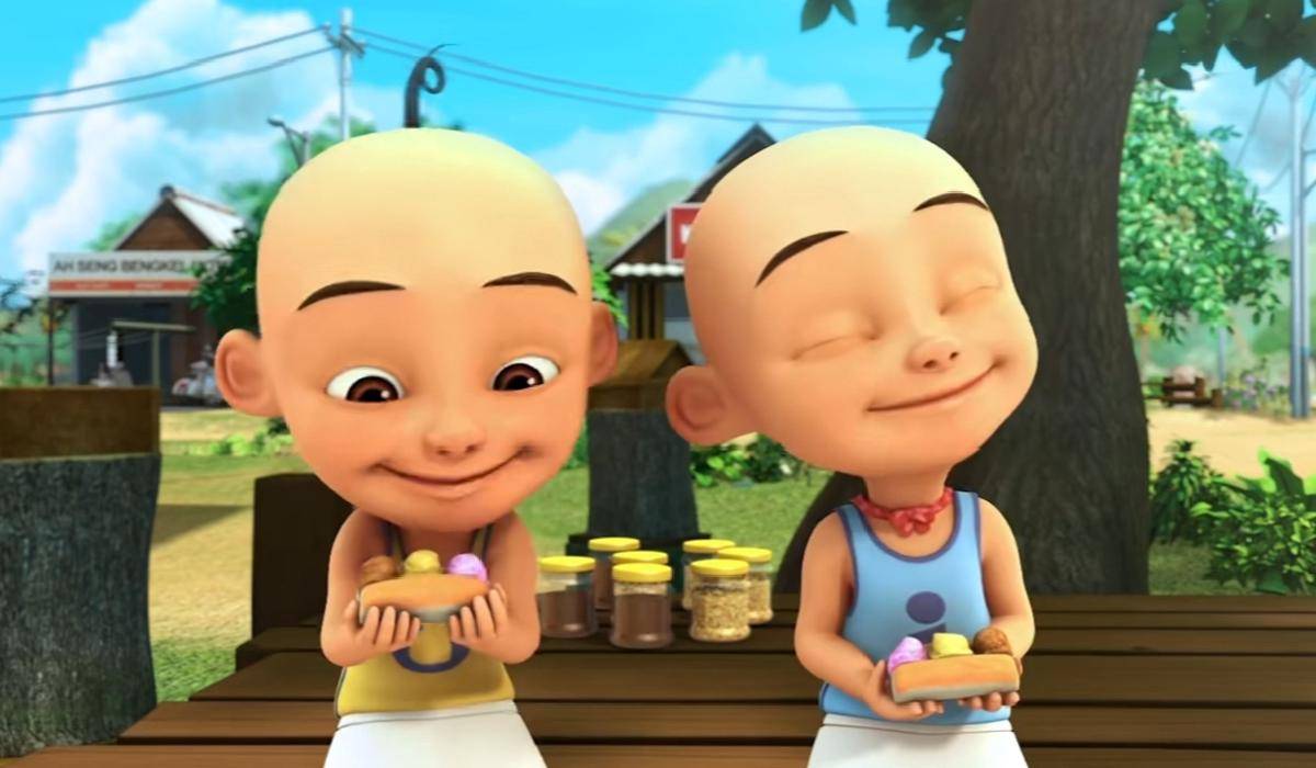 Upin dan Ipin menikmati es krim roti traktiran dari Tok Dalang