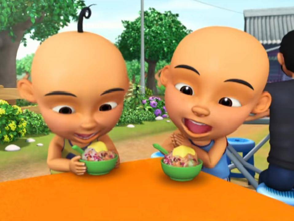 Upin dan Ipin menikmati Air Batu Campur dengan tambahan topping saus durian kental