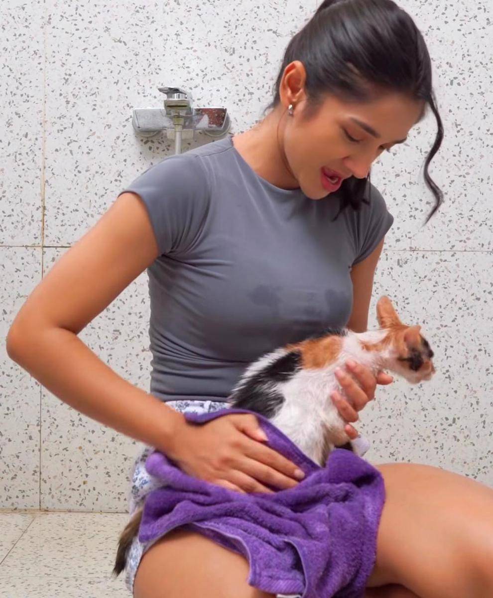 potret Fanny Ghassani mandiin kucing di rumah 