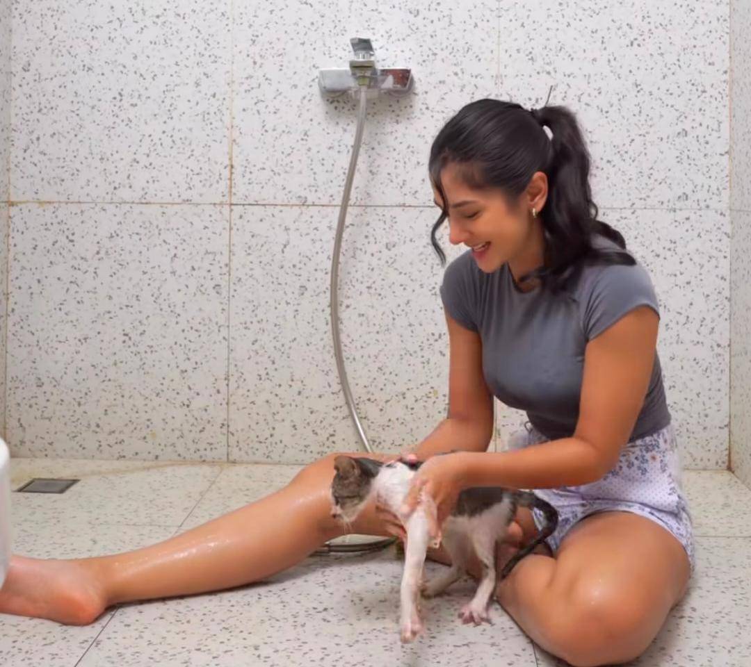potret Fanny Ghassani mandiin kucing di rumah 