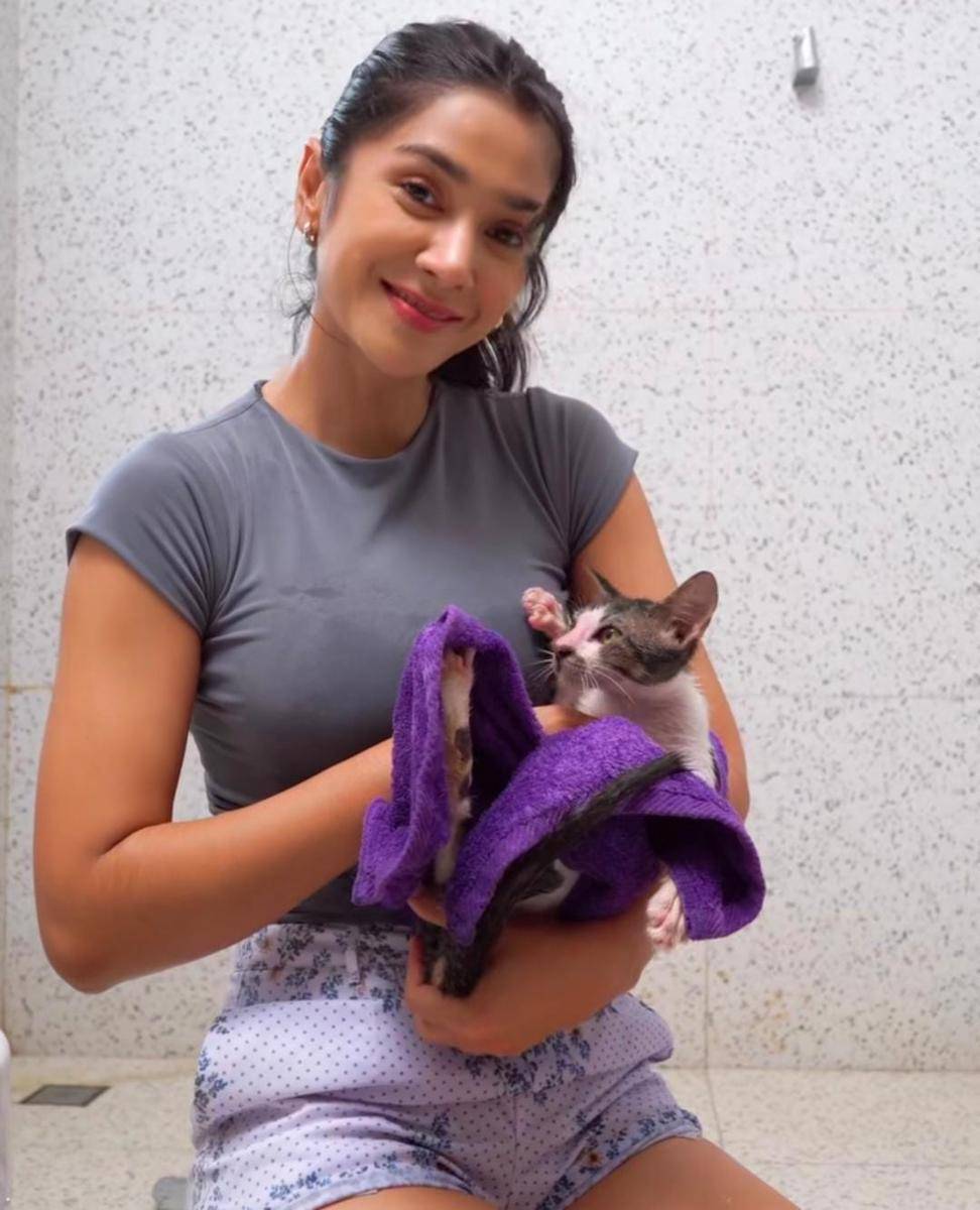 potret Fanny Ghassani mandiin kucing di rumah 