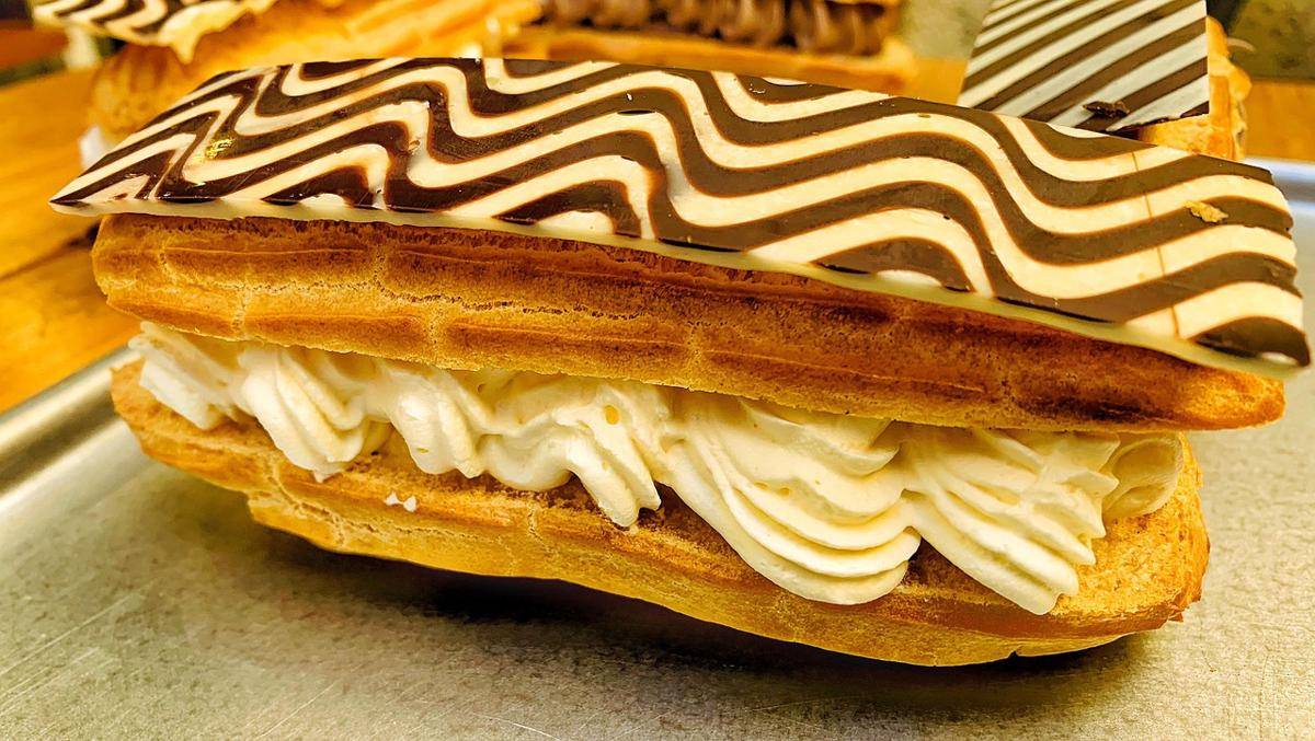 ilustrasi eclair pastry cake
