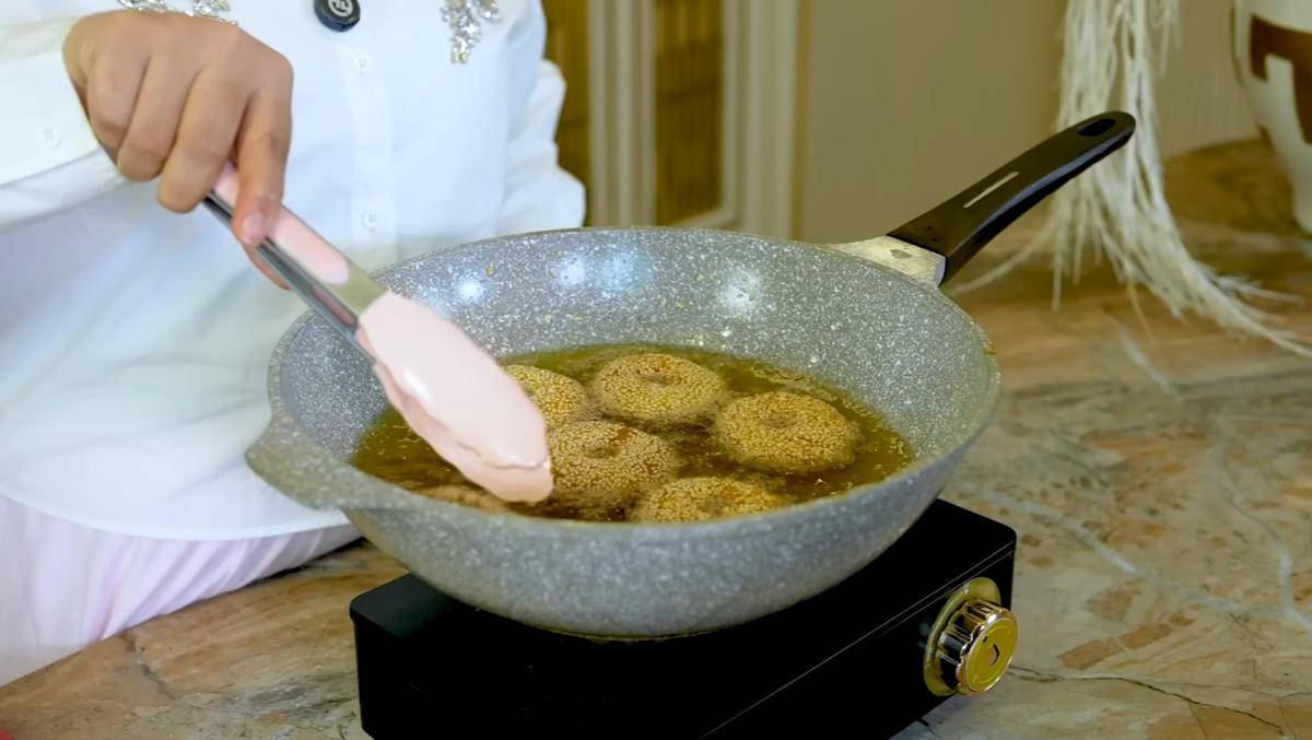 menggoreng donat pisang wijen isi cokelat