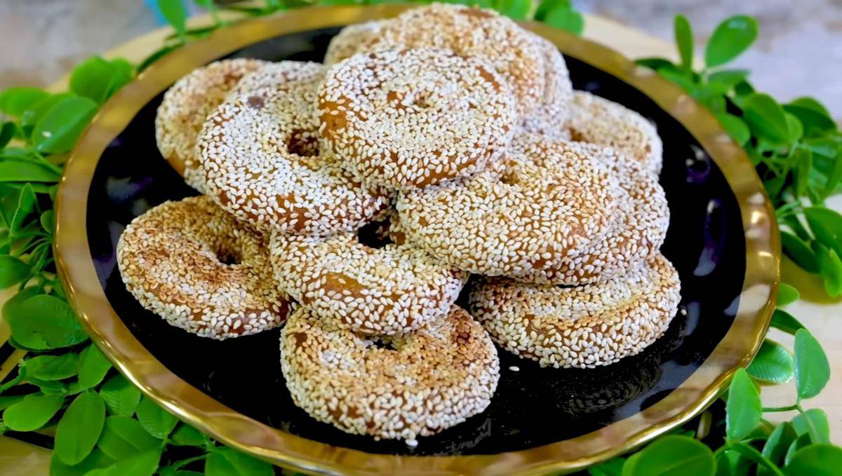 ilustrasi donat pisang wijen isi cokelat