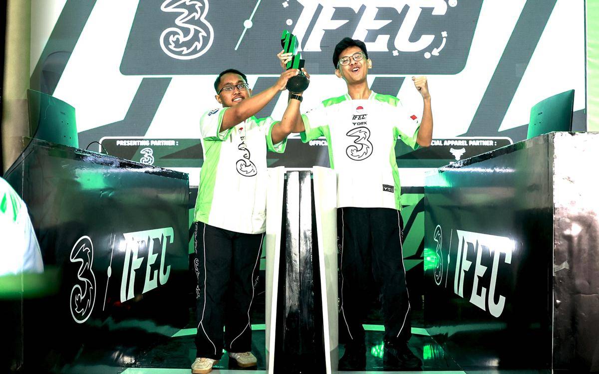 Potret Duo RRQ Rizky Faidan & Elga Cahya Juara IFEC 2025 Console 