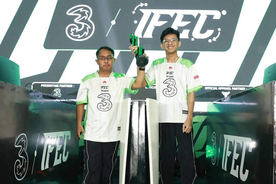 Potret RRQ Rizky Faidan & RRQ Elga Cahya Champions IFEC 2025 Console 