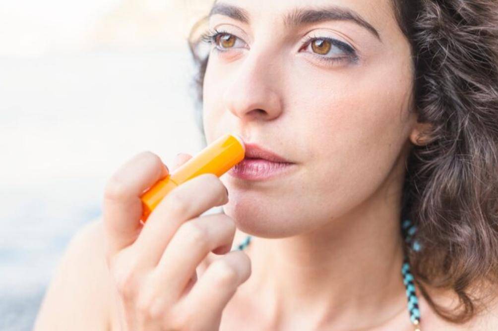 Menggunakan Lip Balm (freepik.com/freepik) 