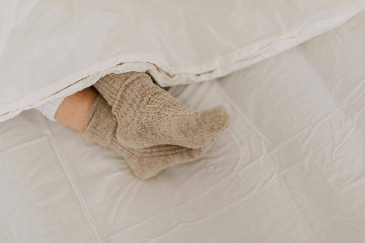 ilustrasi tidur dengan kaos kaki (pexels.com/Photo By: Kaboompics.com)