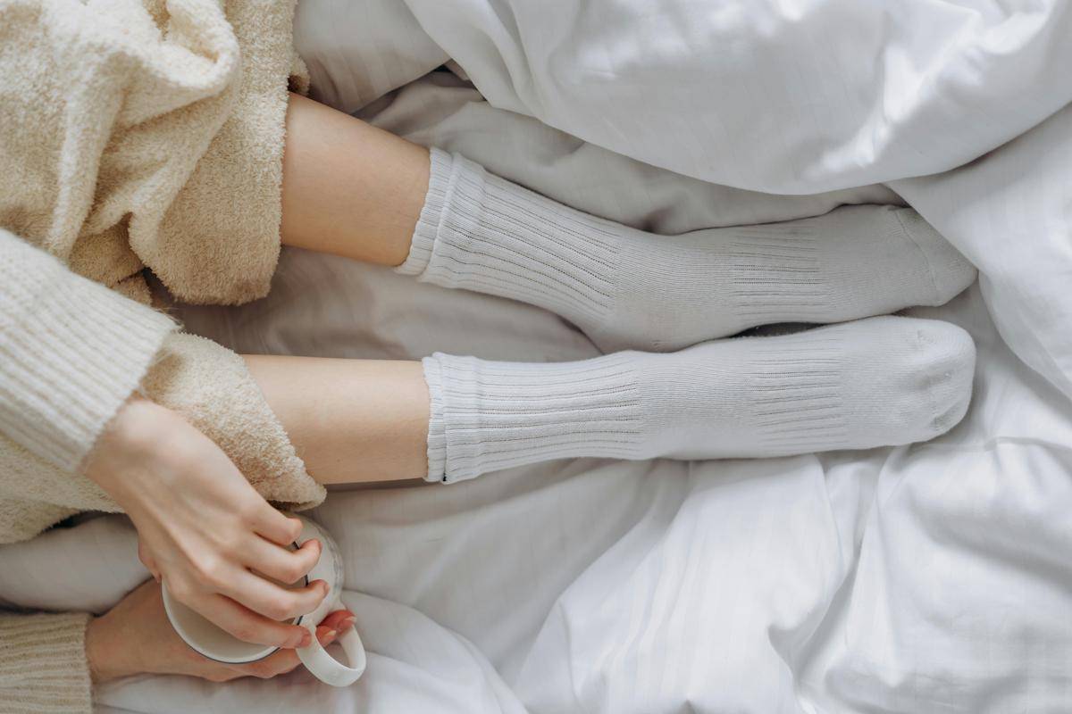 ilustrasi tidur dengan kaos kaki (pexels.com/Mikhail Nilov)