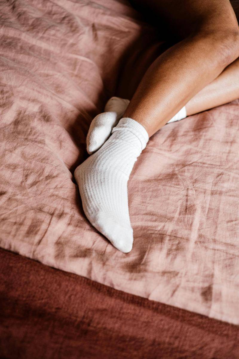 ilustrasi tidur dengan kaos kaki (pexels.com/Rachel Claire)