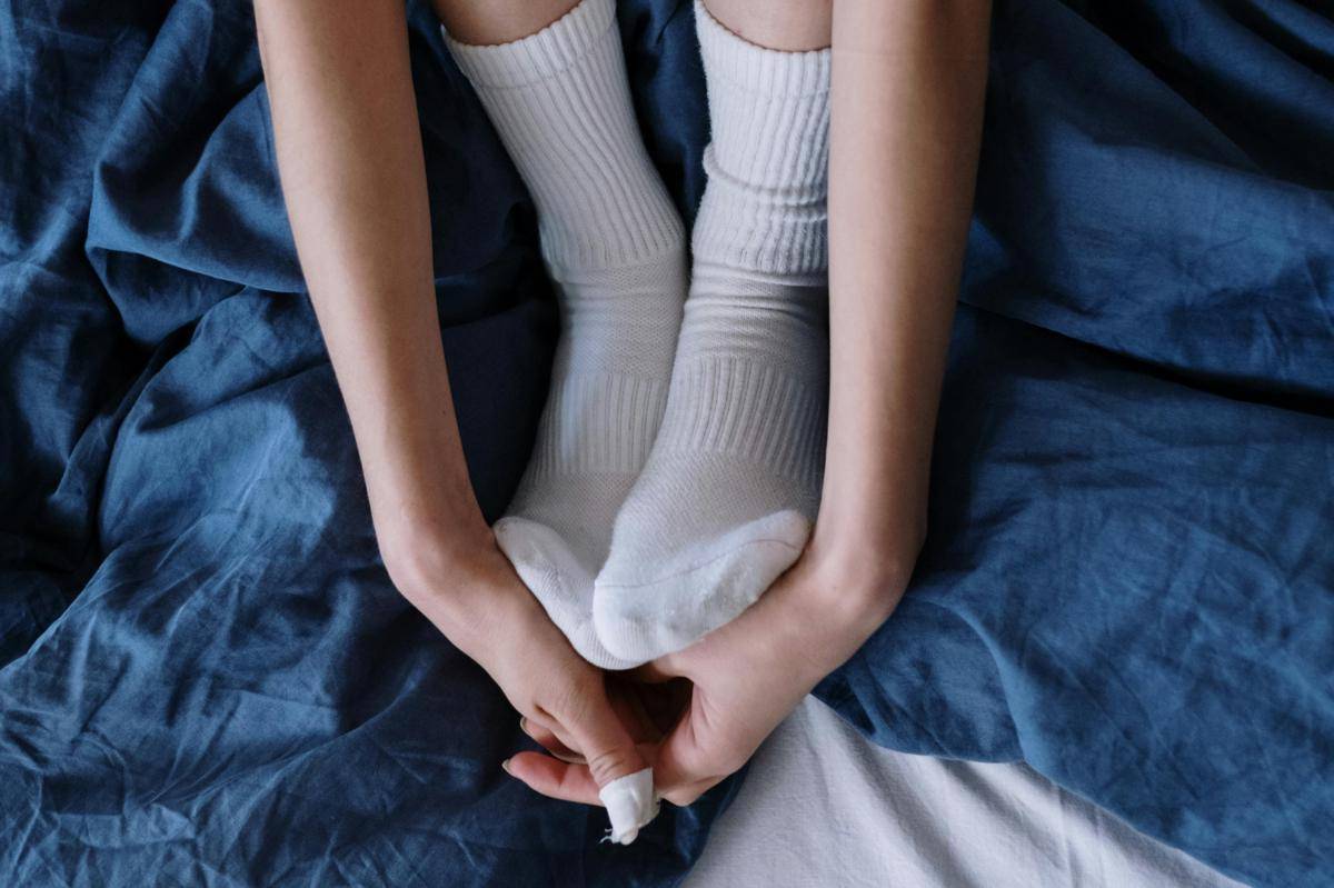 ilustrasi tidur dengan kaos kaki (pexels.com/cottonbro studio)