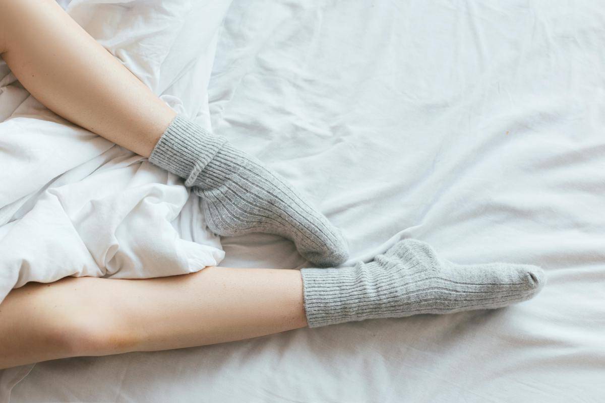 ilustrasi tidur dengan kaos kaki (pexels.com/Anna Nekrashevich)