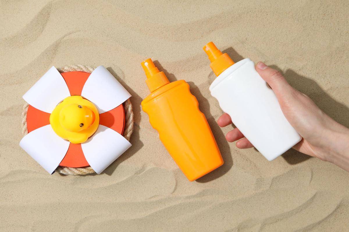 ilustrasi memilih sunscreen dengan pertimbangan harga dan kemasan (freepik.com/atlascompany)