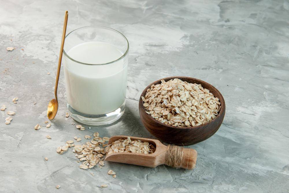 ilustrasi oat milk (freepik.com/kamranaydinov)