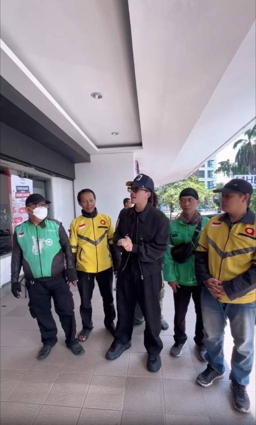 Potret Atta Halilintar Traktir Driver Ojol Borong Sembako