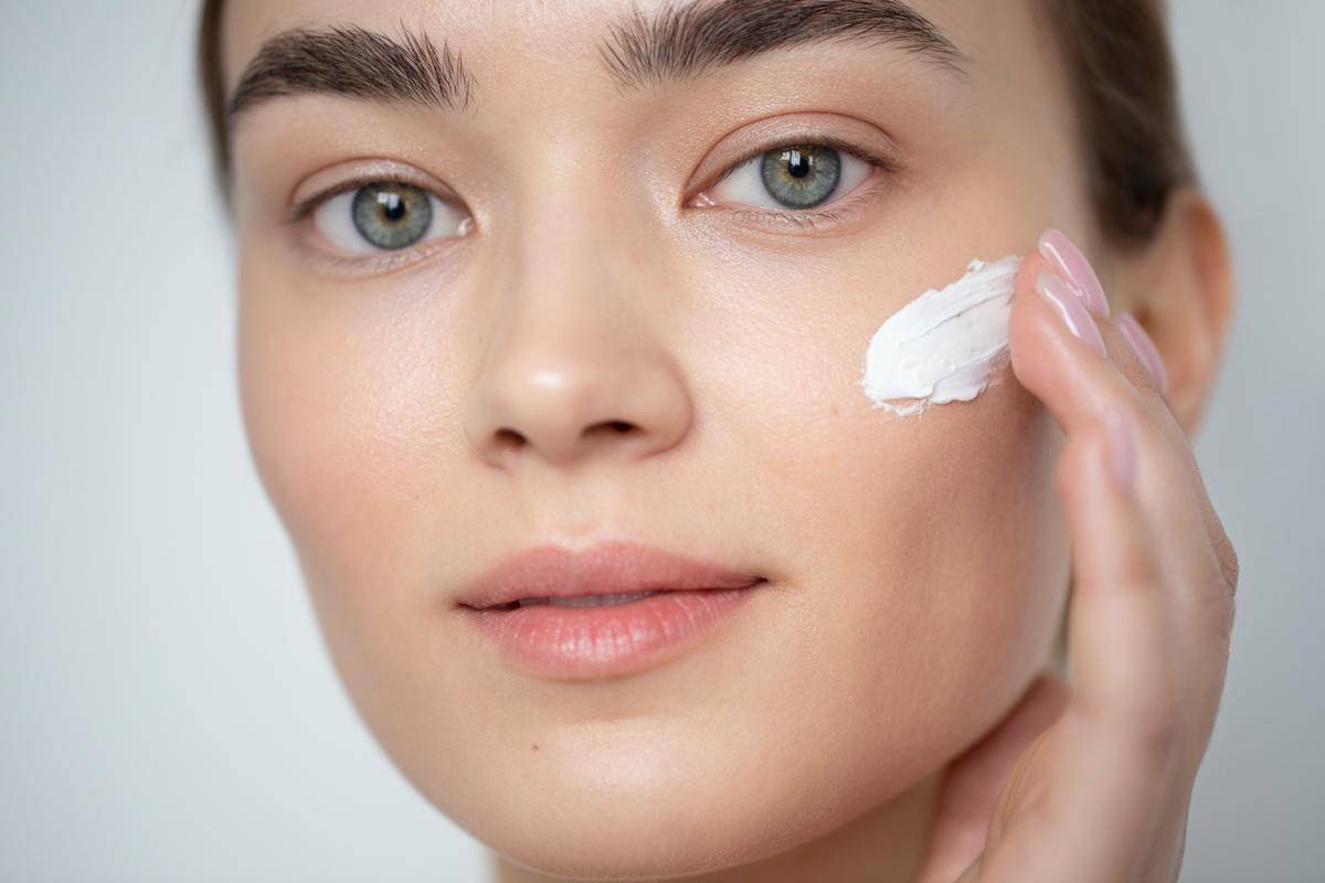 ilustrasi memilih sunscreen yang cocok untuk remaja (freepik.com/freepik)