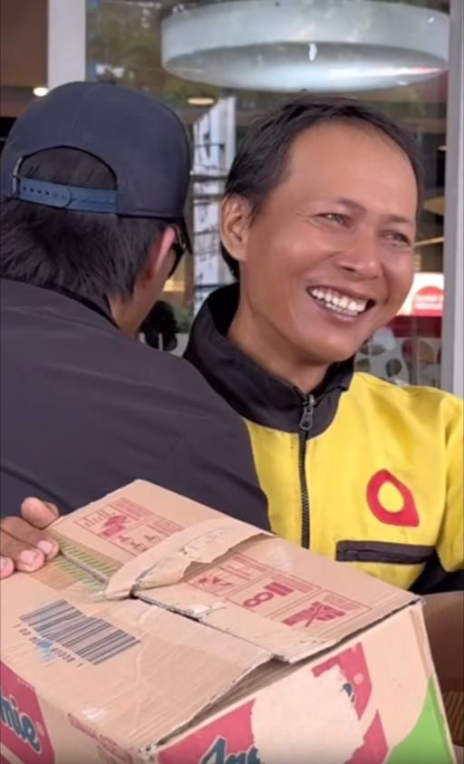 Potret Atta Halilintar Traktir Driver Ojol Borong Sembako