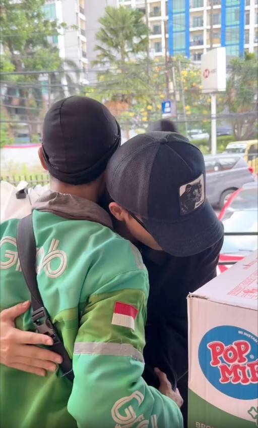 Potret Atta Halilintar Traktir Driver Ojol Borong Sembako