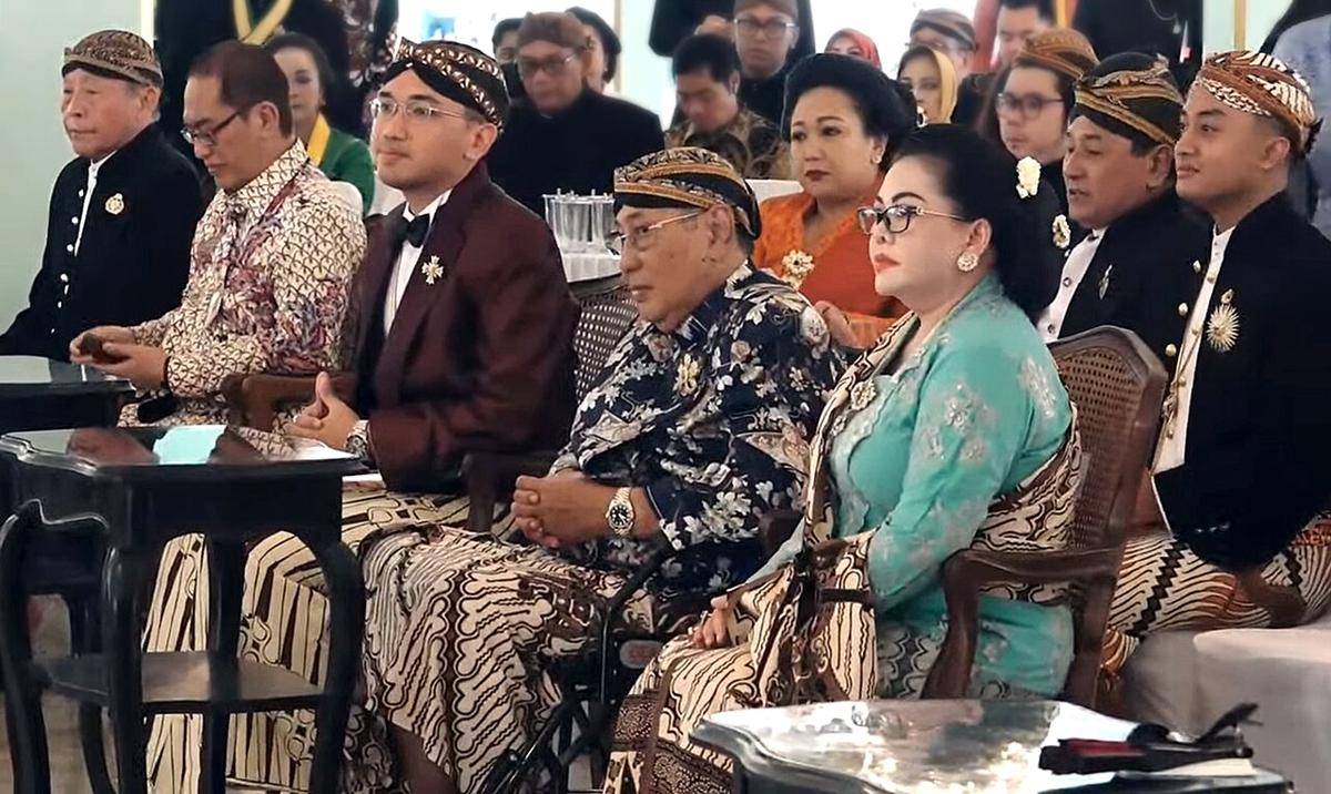 potret Sunan Pakubuwono XIII menghadiri Tingalan Wiyosan Jumenengan Dalem Adipati Mangkunegara X yang ke-1 di Pura Mangkunegaran Surakarta. (commons.wikimedia.org/Bimo_K.A.)