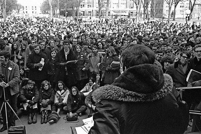 Demonstrasi Hari Bumi 1970 (wikimediacommons/University of Michigan School for Environment and Sustainability)