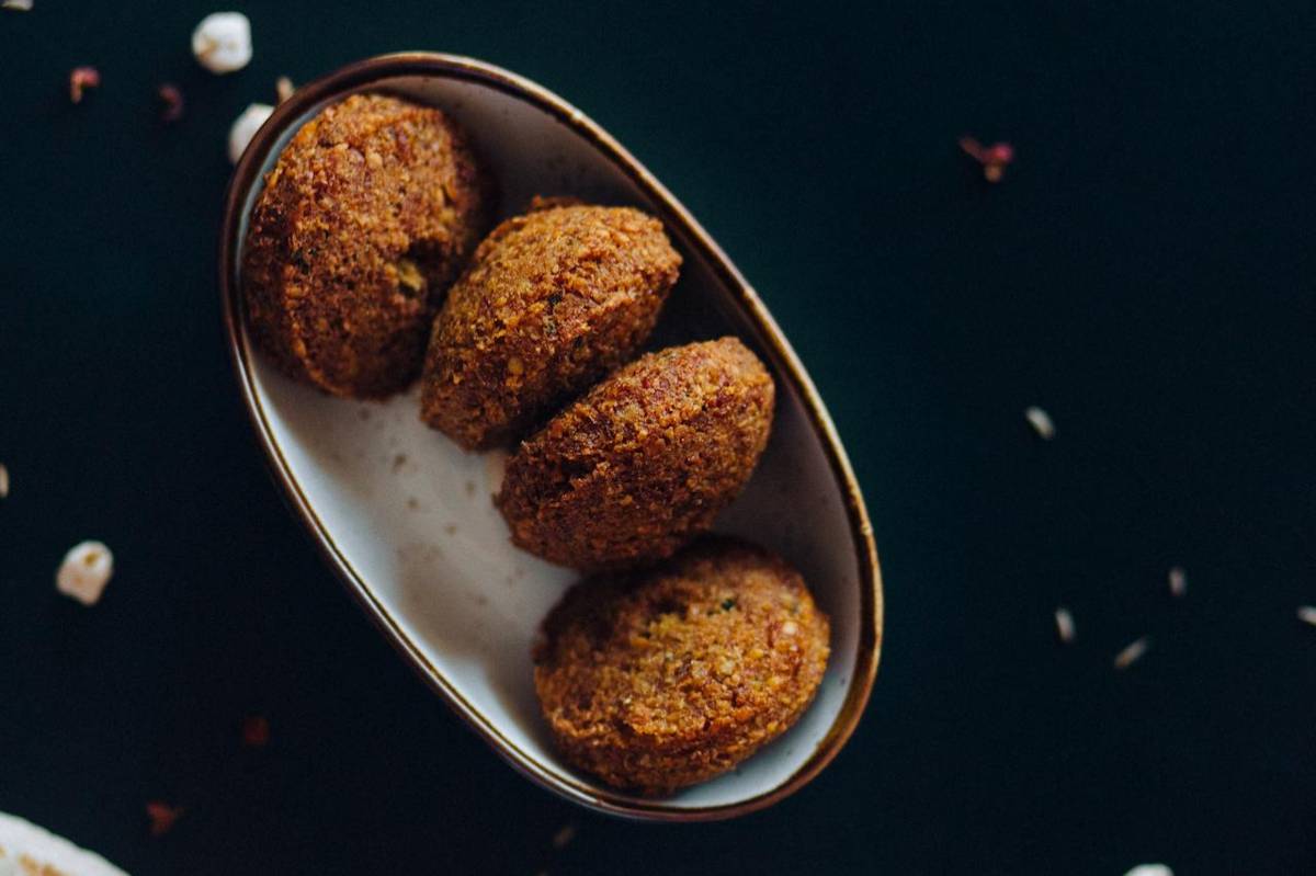 ilustrasi falafel saus tahini yang creamy
