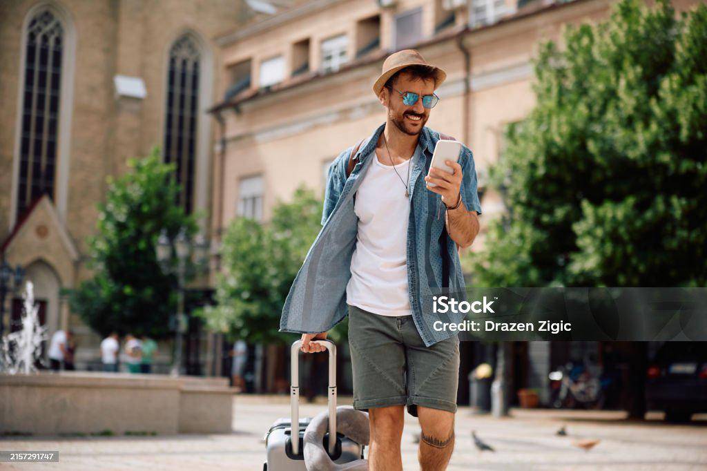 Solo trip untuk menikmati suasana baru (iStockphoto/Drazen Zigic)