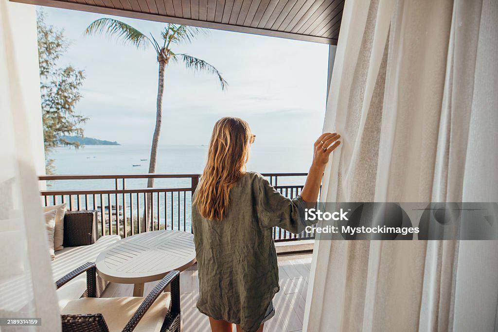 Menikmati suasana kota sendiri dengan menginap di hotel terdekat (iStockphoto/Mystockimages)