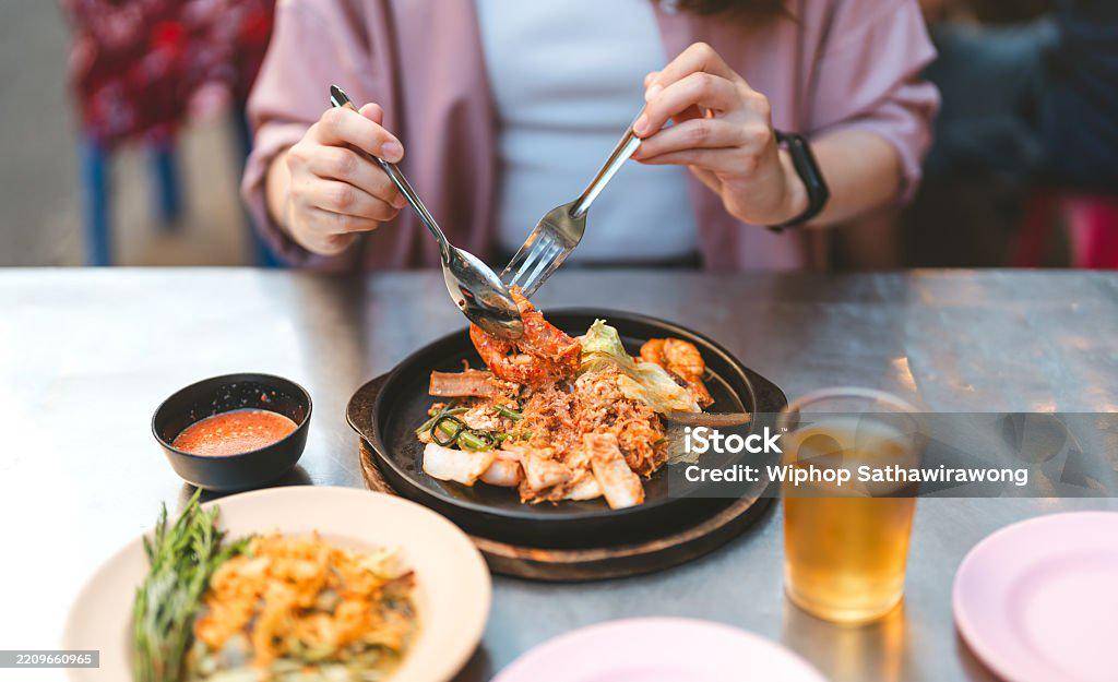 Menikmati suasana kuliner di daerah sendiri (iStockphoto/Wiphop Sathawirawong)