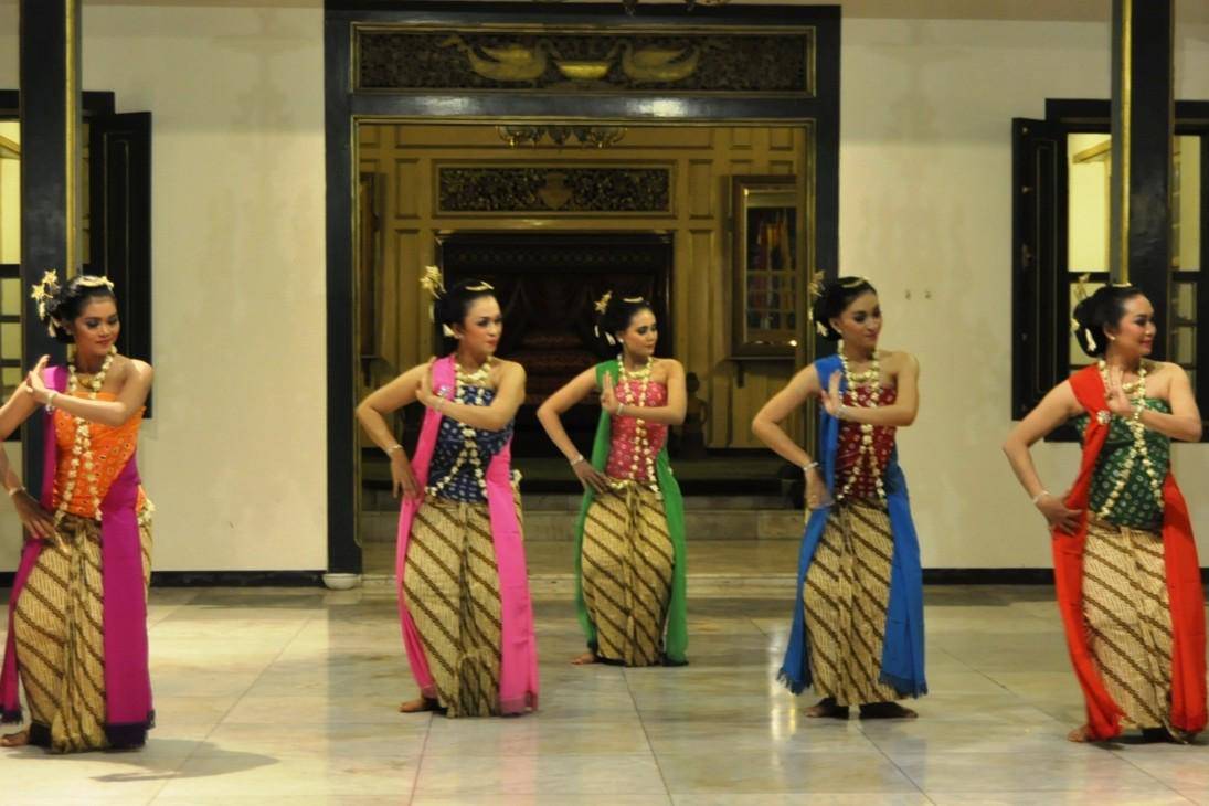 potret Penari Gambyong Langenkusuma di Prangwedanan, Istana Mangkunegaran (commons.wikimedia.org/Kembangraps)